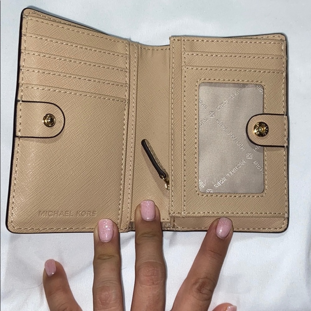 Michael Kors Wallet - Picture 4 of 8